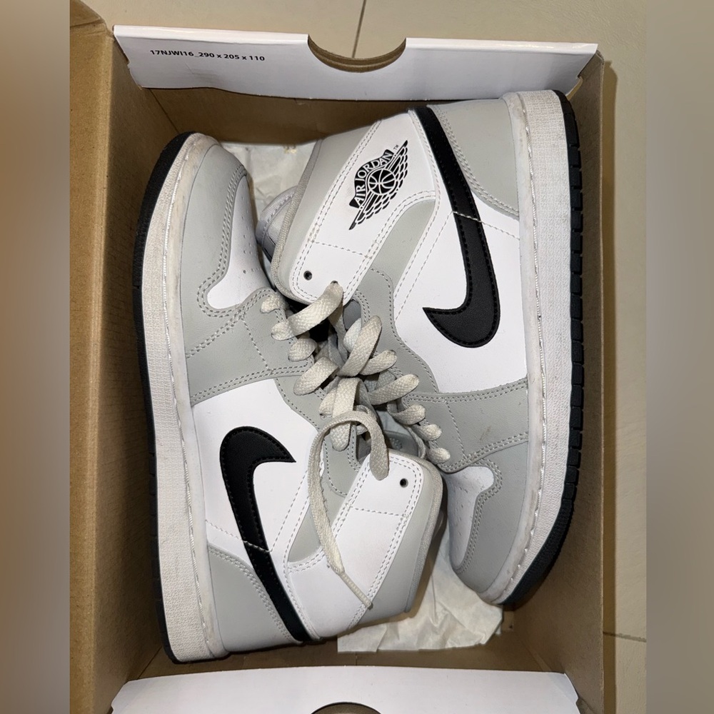 Nike Air Jordan 1 Mid - Gray and White